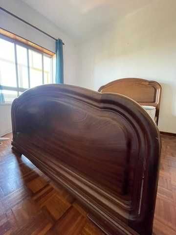 Cama de casal em madeira maciça com colchão
