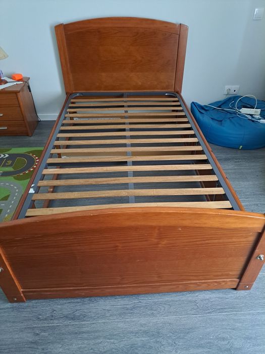 Vende-se cama de solteiro com colchão