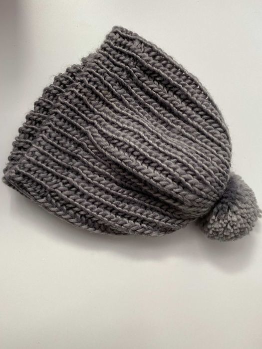 Czapka zimowa szara z pomponem
