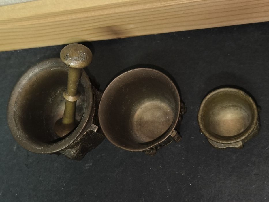 Almofariz e pilão em bronze com leões
Conjunto de almofariz e pilão em