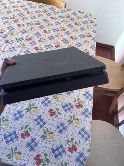 PS 4 Slim + 2 comandos + 4 Jogos Fisicos  + 7/8 Digitais