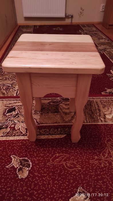 Самовивіз.Продам дерев'яний табурет висота 45см, ширина кришки34*3