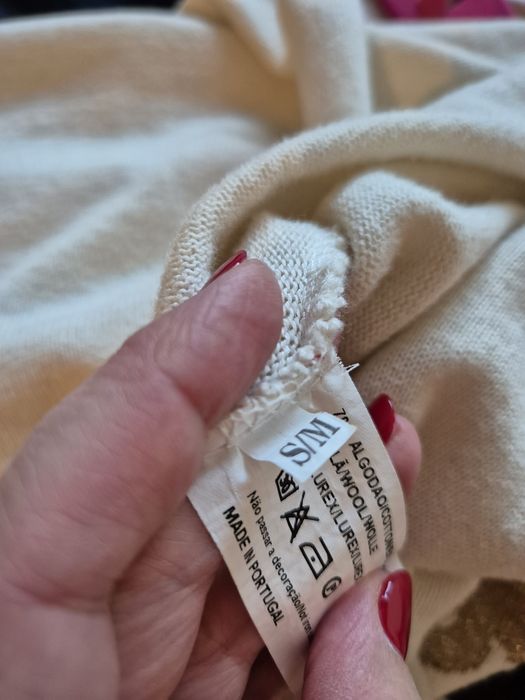 Camisola creme e dourada, da marca RUGA