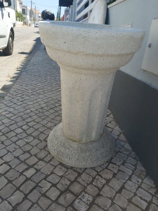 Mesa e 2 bancos de jardim