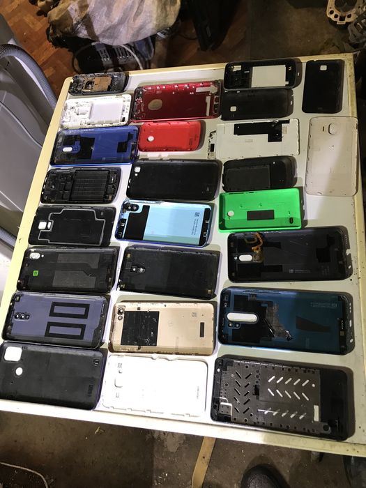 Лот телефонів сенсорні і є кнопкові