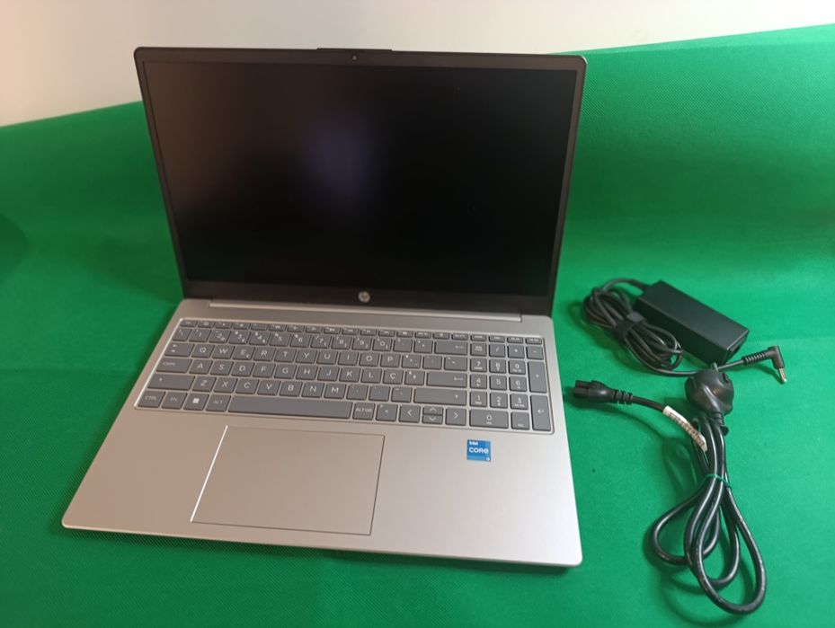 Portátil HP Laptop 15-fd0019np (15.6" -  i3 N305 - RAM 8 GB - 256 GB SSD - Intel UHD) (2,5 anos garantia)