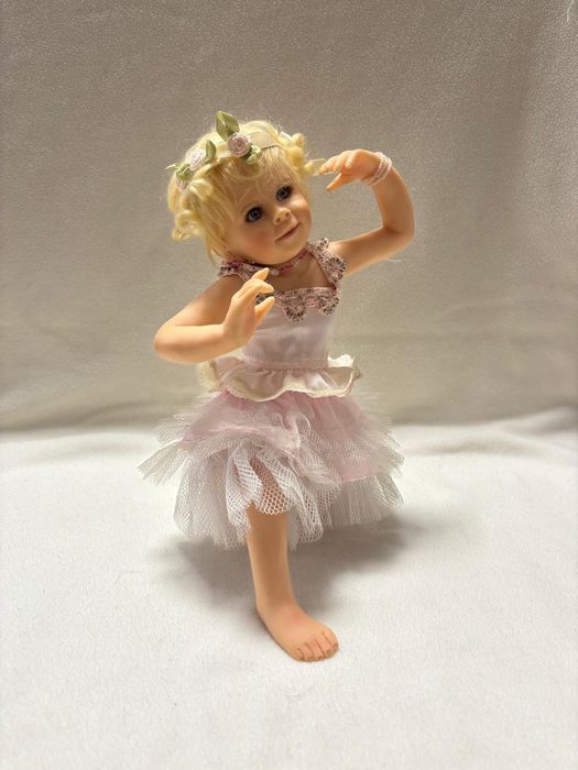 Porcelanowa lalka sygnowana