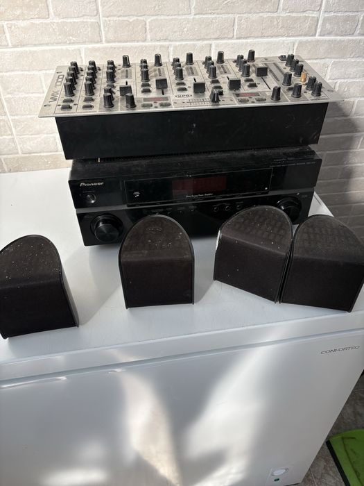 Radio antigo  e cincos colunas e um subufer