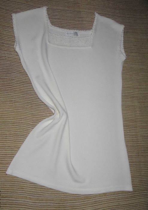Camisola Pérola decote orlado croché e pérolas - Tam - M/L - Como Nova