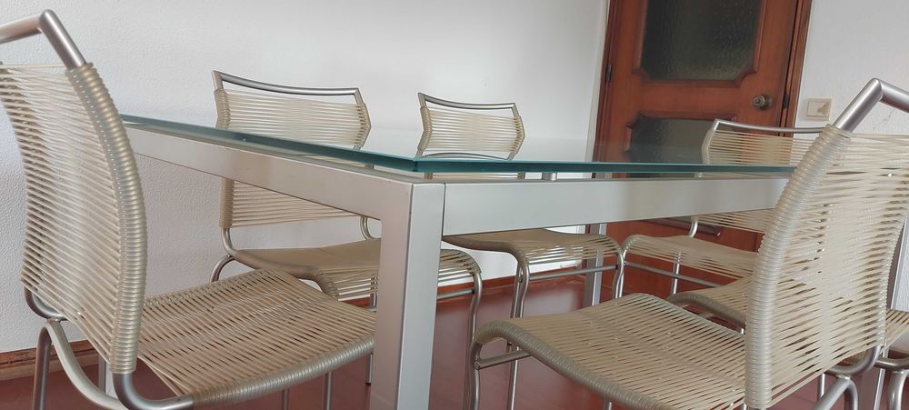 Mesa com tampo em vidro e 6 cadeira, do desenhador italiano Calligaris