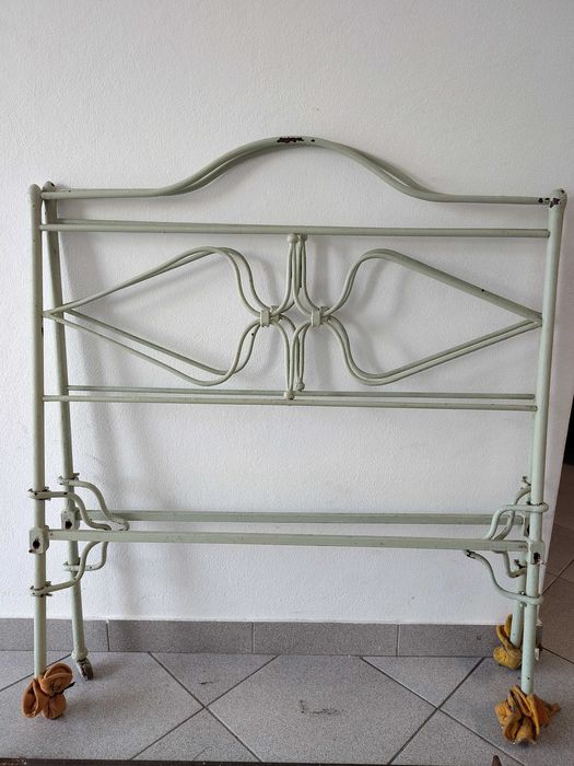 Cama de ferro antiga para restauro