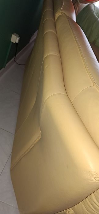 Sofá amarelo  de 3 lugares em pele
