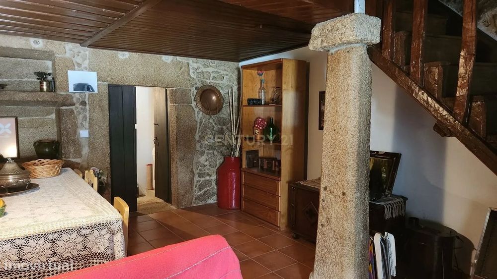 Moradia em Pedra com Terraço e Logradouro — Escalos de Baixo