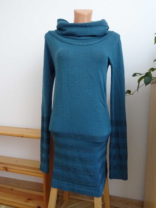 Dzianinowa sukienka z golfem petrol
