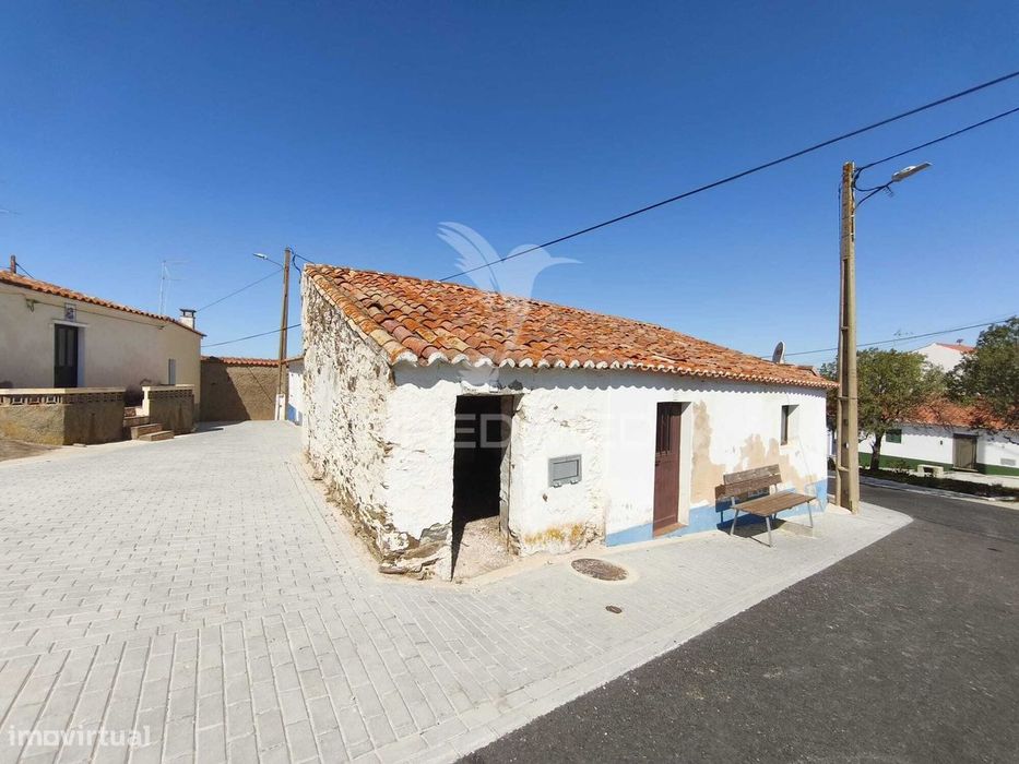 Oportunidade de Restauro: Ruína Tradicional no Coração do Alentejo...