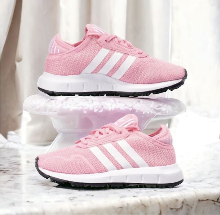 кросівки Adidas на дівчинку