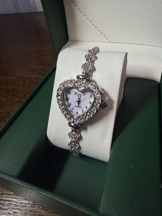 Stylowy zegarek damski elegancki z kryształkami w kształcie serca