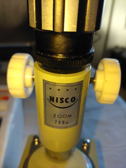 microscópio de marca Nisco zoom 750x