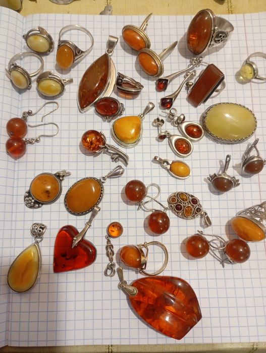 Янтарь, серебро и мельхиор с янтарем броши серьги кулоны