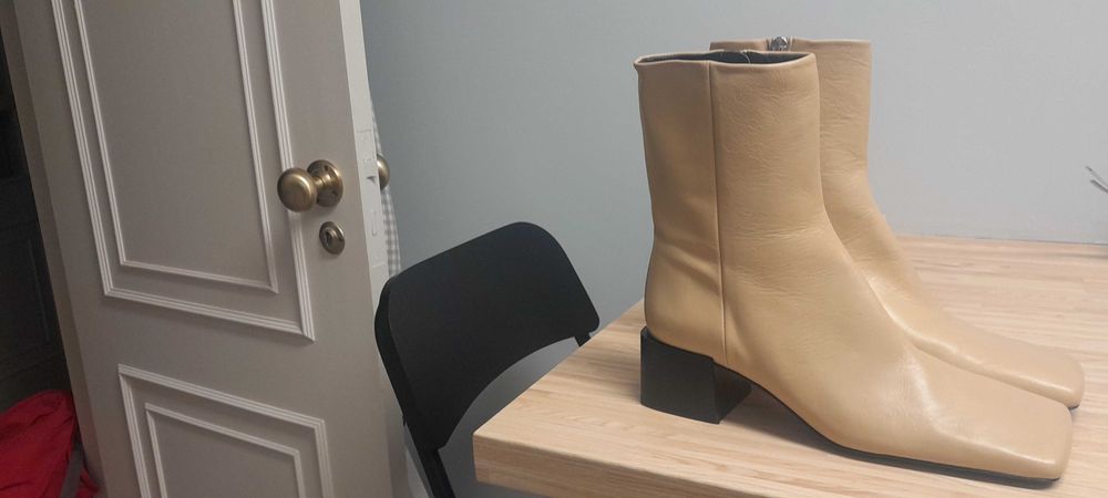 Vendo este par de botas da nova coleção, novas em folha a estrear.