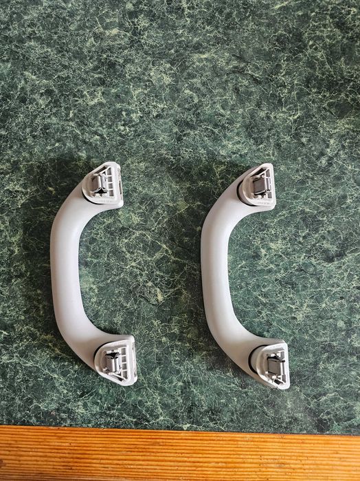 Салонные потолочные ручки