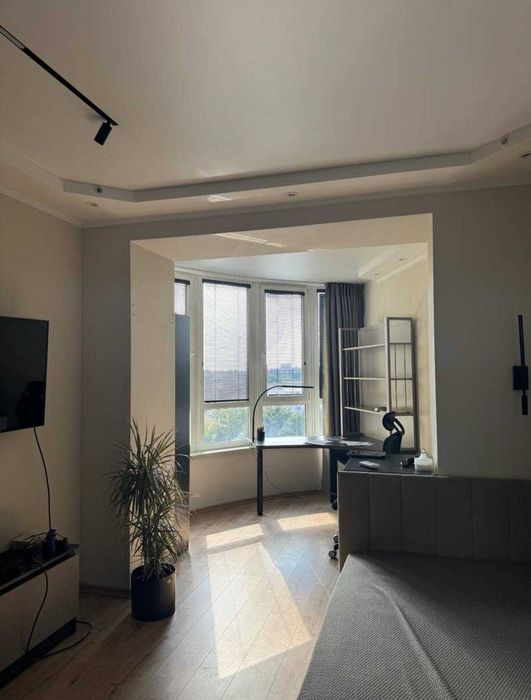 Простора 4 кімнатна квартира,  біля парку Перемоги