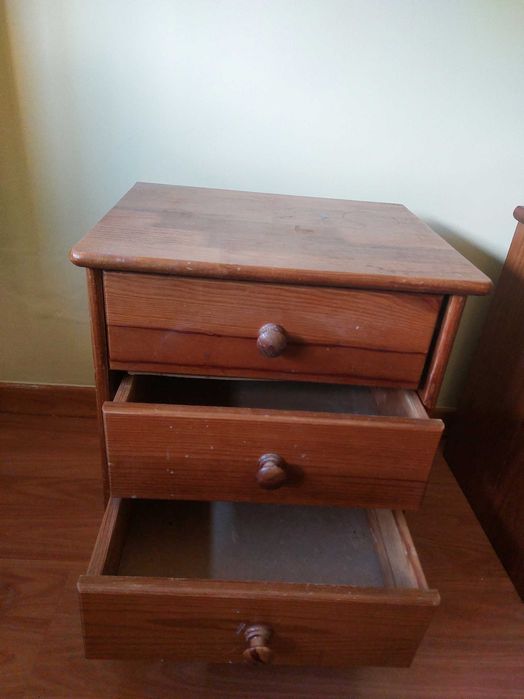 Mesas de cabeceira de madeira