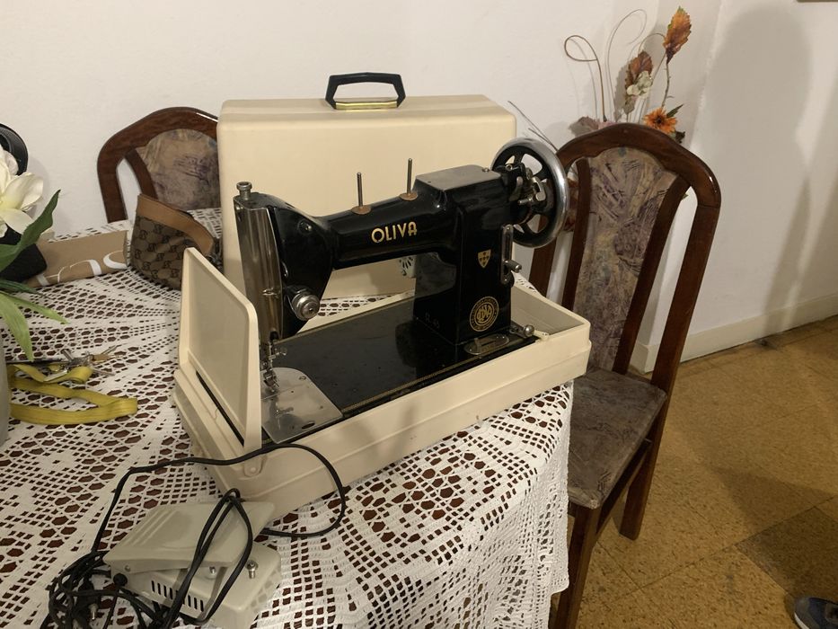 Máquina de Costura Oliva