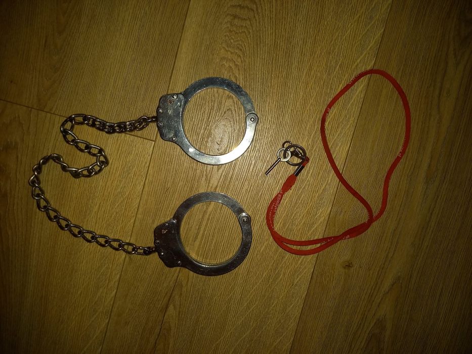 Oryginalne policyjne kajdanki na nogi