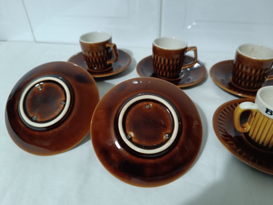 Conjunto de café muito antigo. Chávenas e Pires
