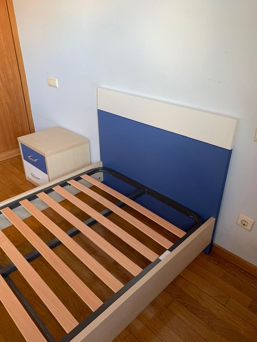 Cama de solteiro + mesinha + estrado +colchão