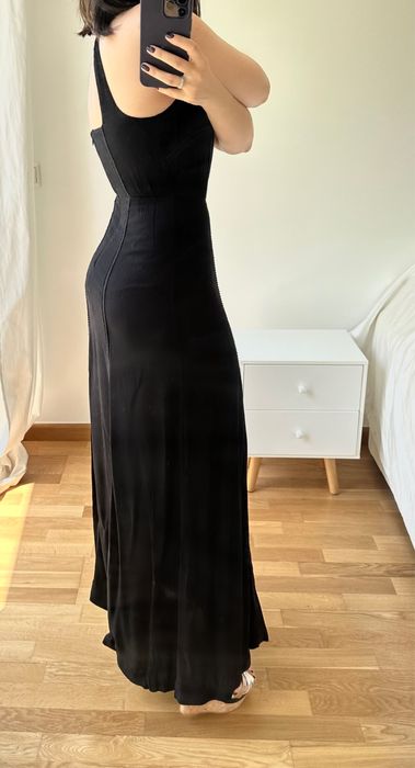 Vestido maxi Guess preto com apliques dourados
