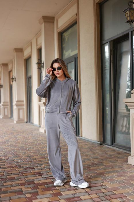 Велюровий жіночий костюм