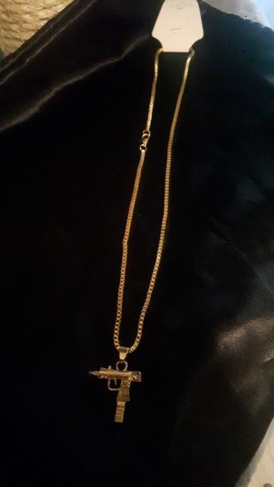 Łańcuszek złoty z zawieszką Uzi. Extra.