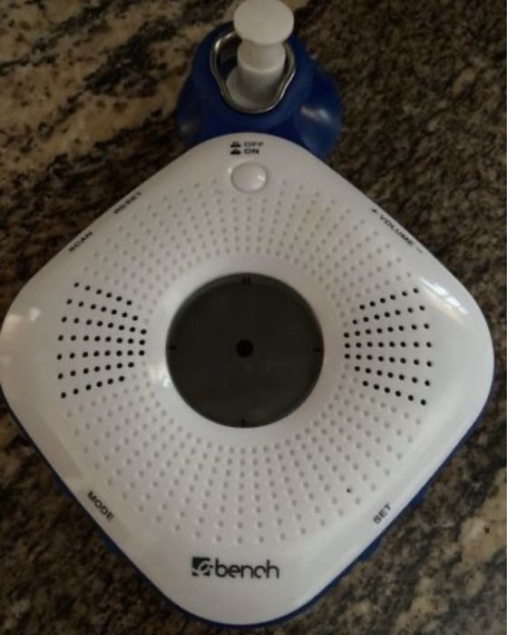 talheres , pratos , copos, ,radio pilhas, roupa, coilcha , saco/mala