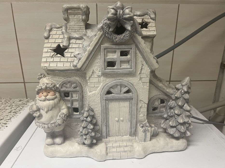 Duży podświetlany domek świąteczny