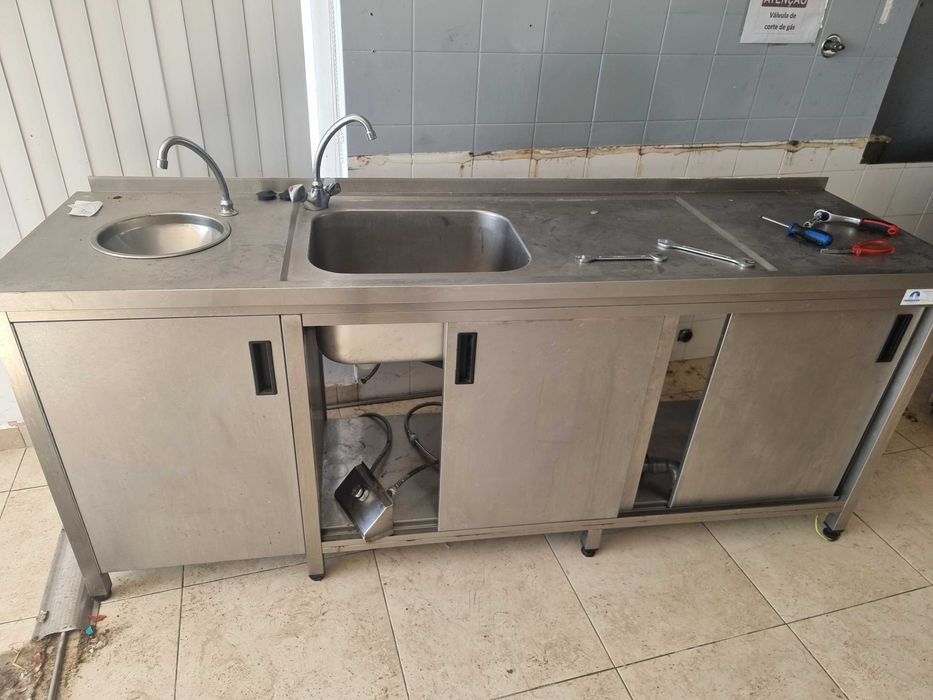 Bancada de inox com cuba e torneira