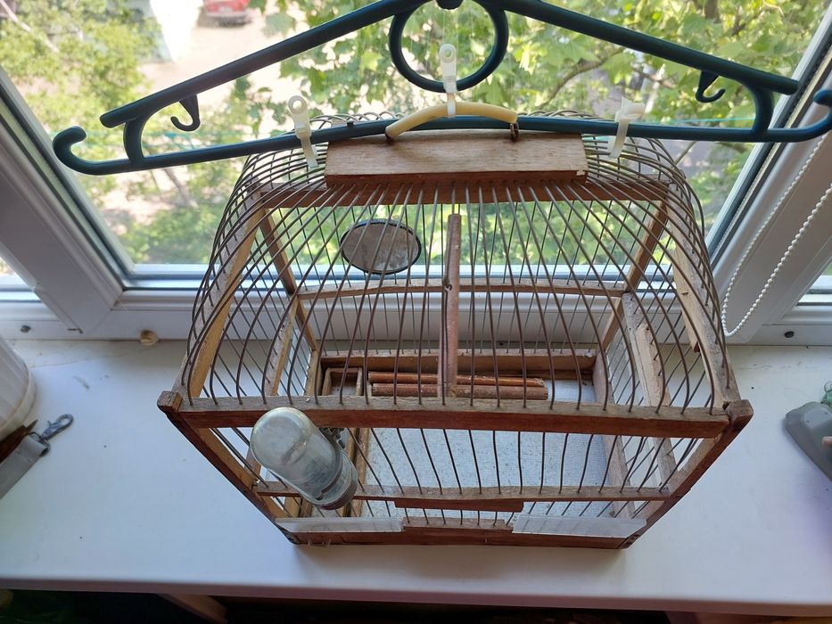 Продам клетку деревянную.