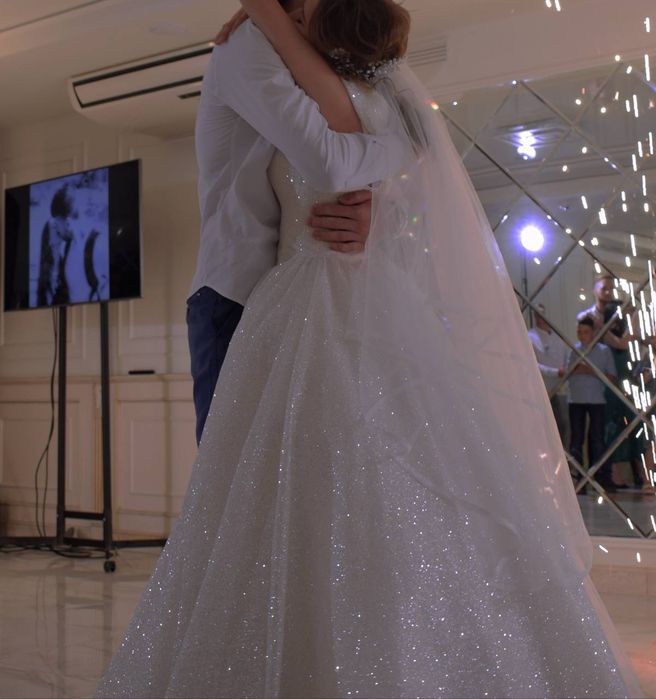 Продам весільну сукню