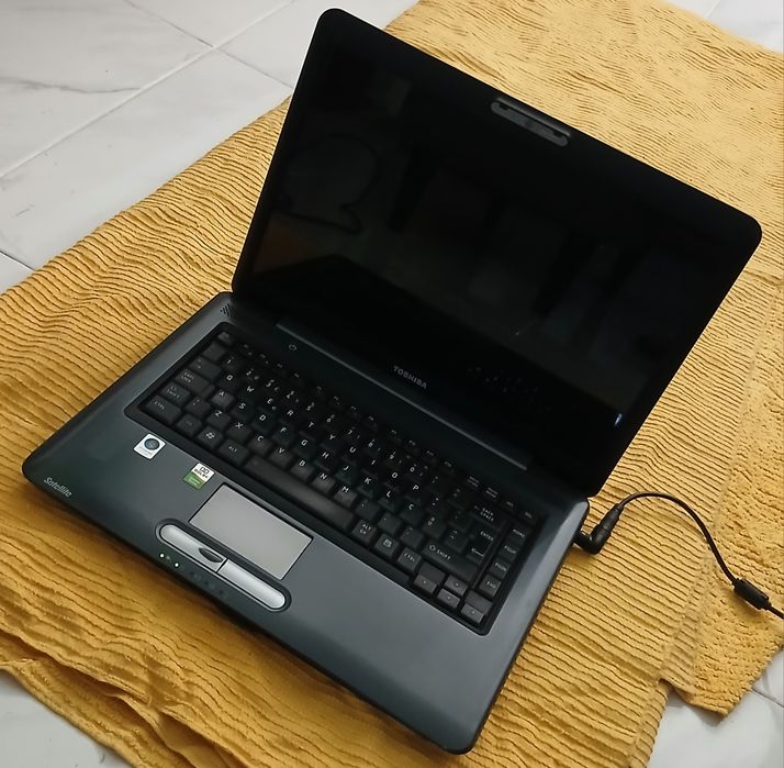 Portatil Toshiba  Satellite A300D 18A só Acende a Bord Bateria