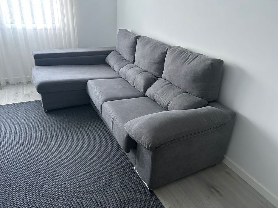 Sofá com chaise longue e arrumação