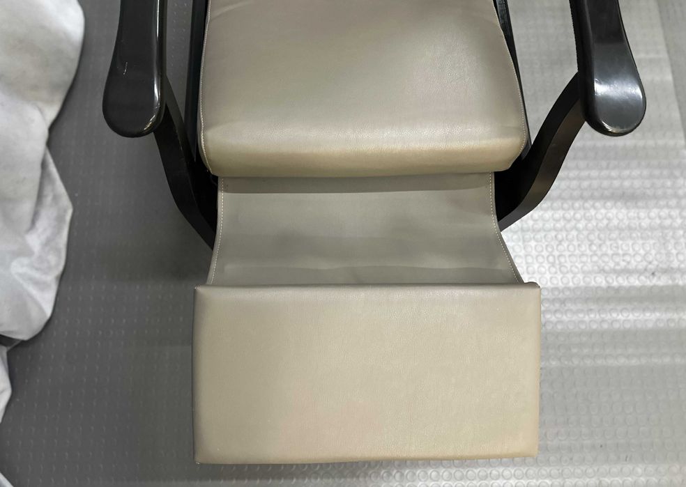 Сіре м'яке шкіряне крісло-реклайнер з підніжкою/шкіряні крісла/меблі