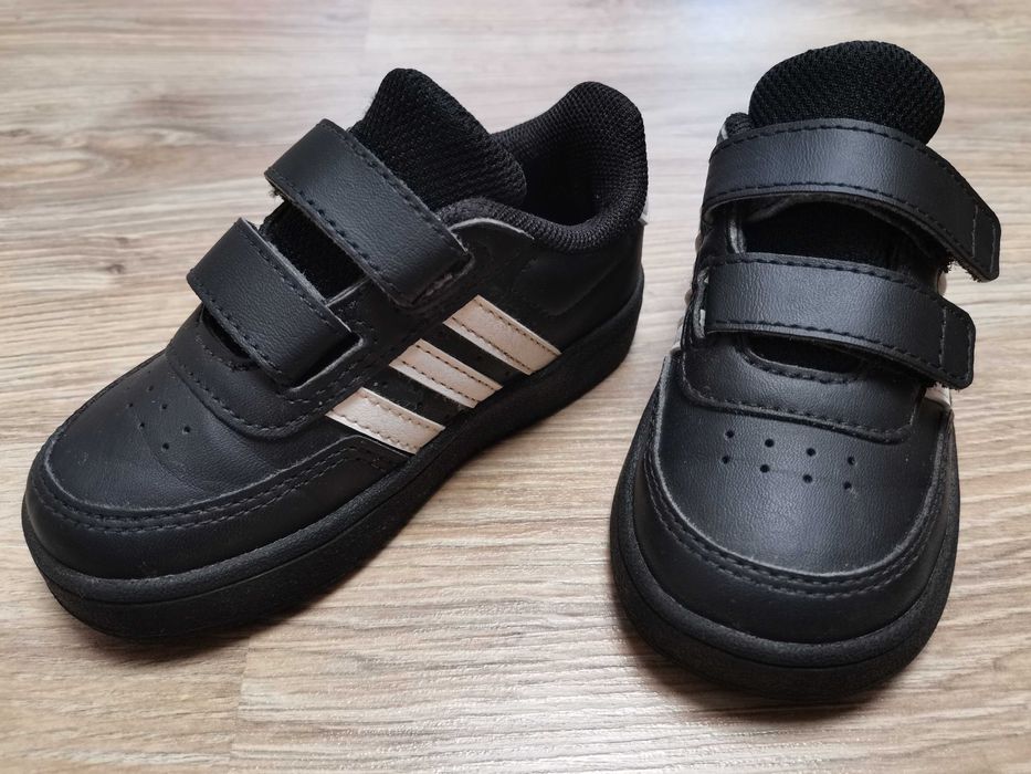 Продам кросівочки Adidas Breaknet Lifestyle Court 22 розміру.