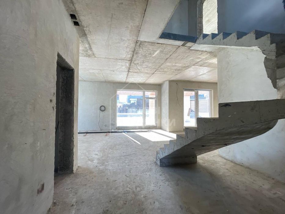 Красивий будинок в стилі Хай-Тек. Газ. Навіс. Охорона
