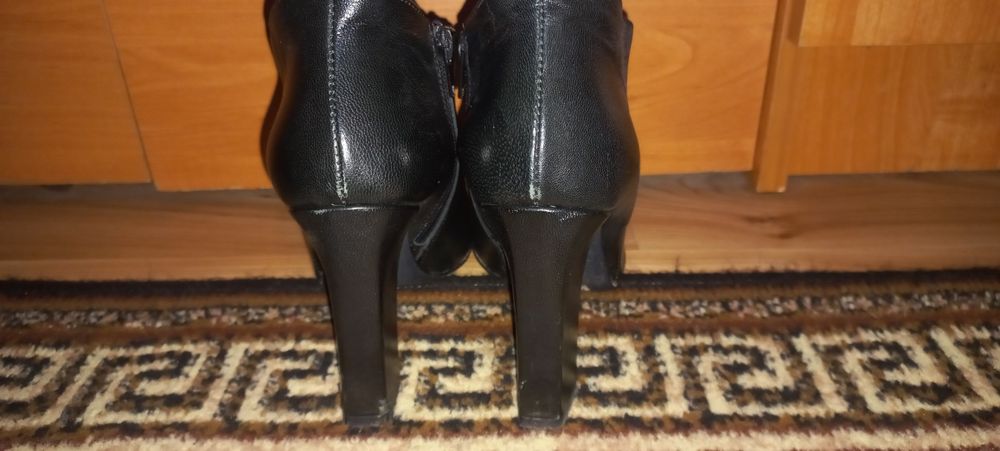 Buty na obcasie.