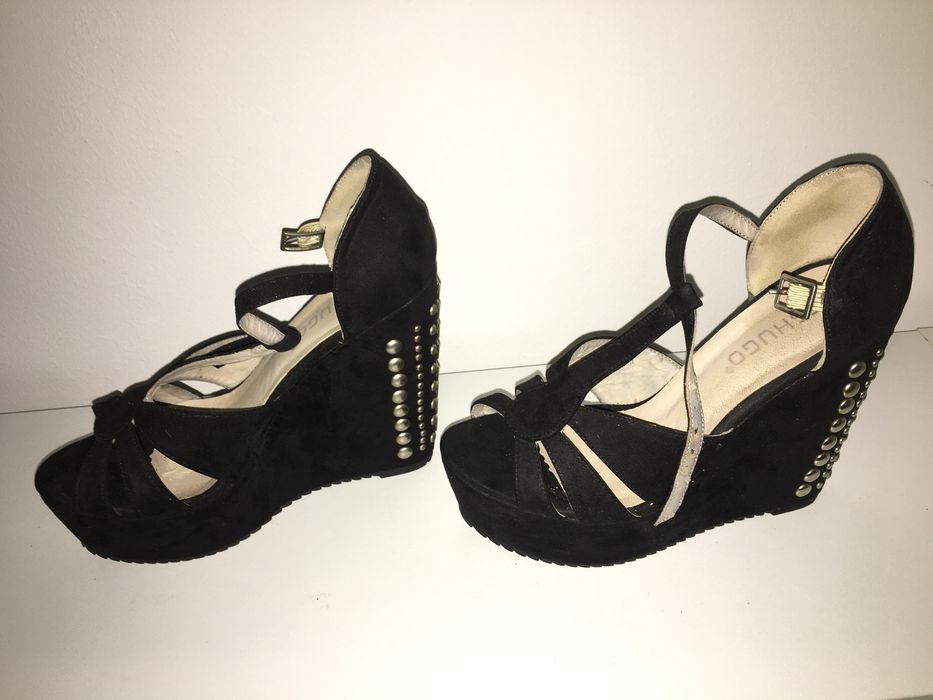 Varios tipos de calçado de mulher