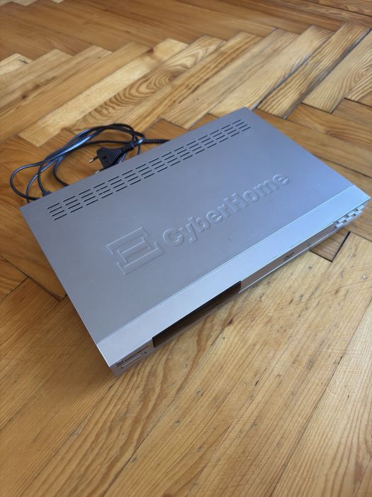 odtwarzacz DVD marki CyberHome, model CH-DVD 462.