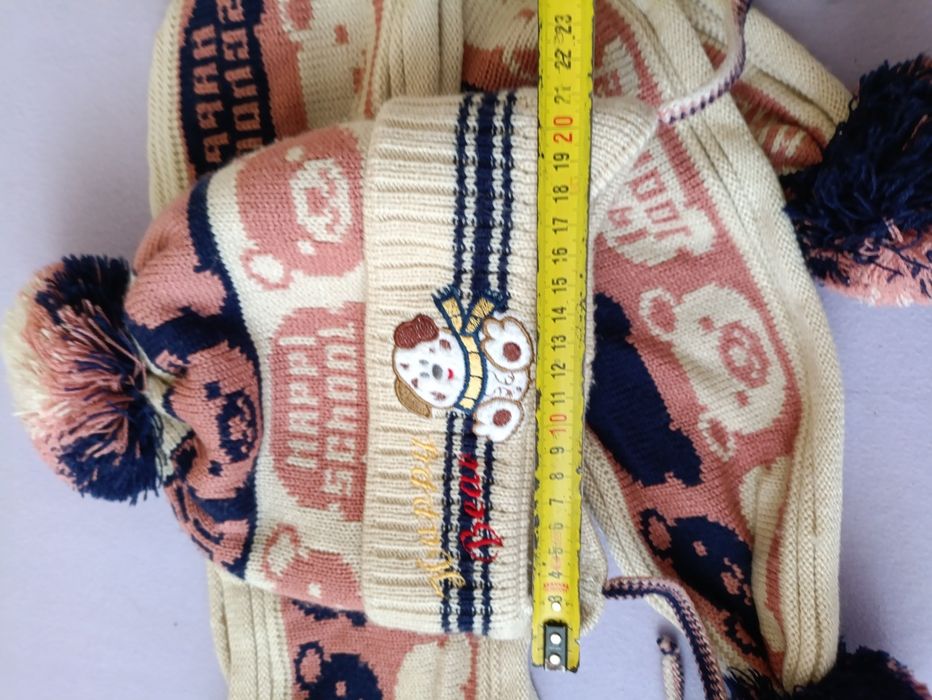 Тепла шапка з шарфом.