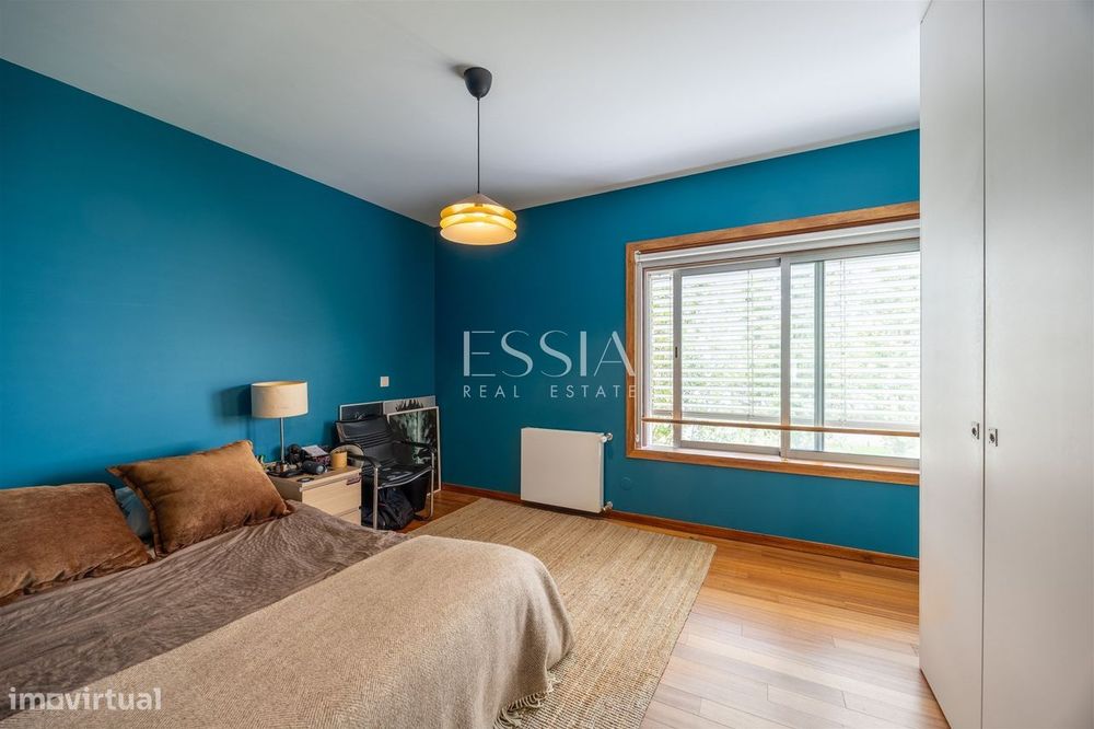 Apartamento T4+1 em Serralves com garagem