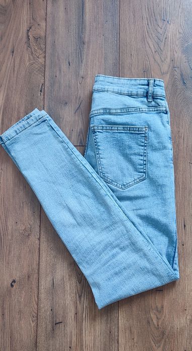 Jasne jeansy Reserved